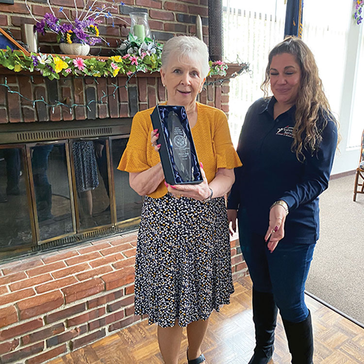 Donna Ray with award 